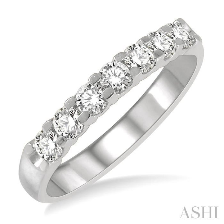 3/4 Ctw 7 Stone Round Cut Diamond Wedding Band in Platinum