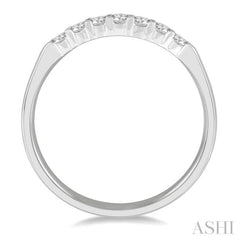 1/4 Ctw 7 Stone Round Cut Diamond Wedding Band in Platinum