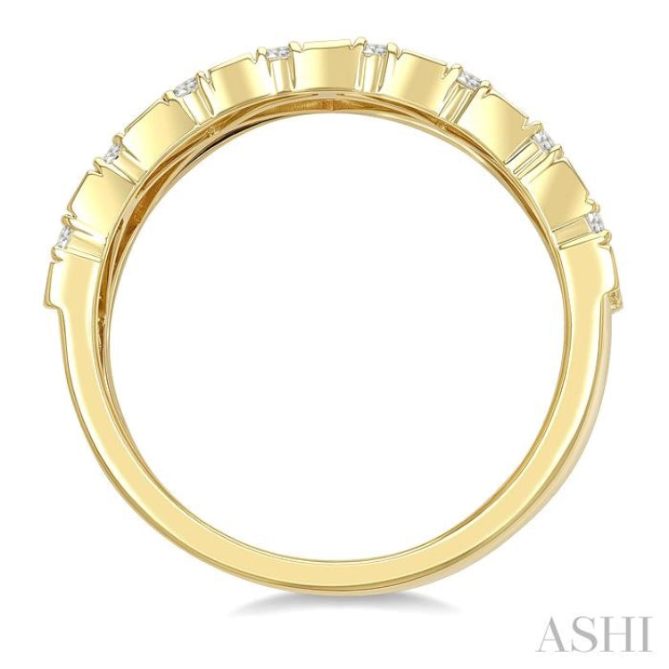 1 1/10 Ctw Grid Pattern Baguette and Round Cut Diamond Fashion Band in 14K Yellow Gold