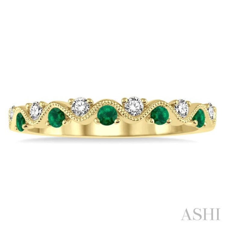 1.8 MM Emerald and 1/6 Ctw Round Cut Diamond Precious Waves Wedding Band in 14K Yellow Gold