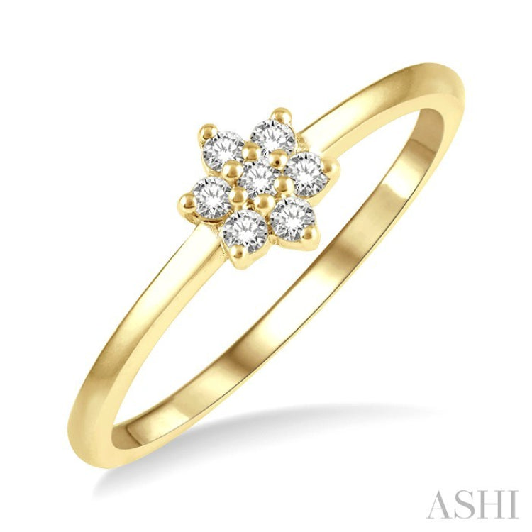 1/8 Ctw Floral Round Cut Diamond Petite Fashion Ring in 14K Yellow Gold