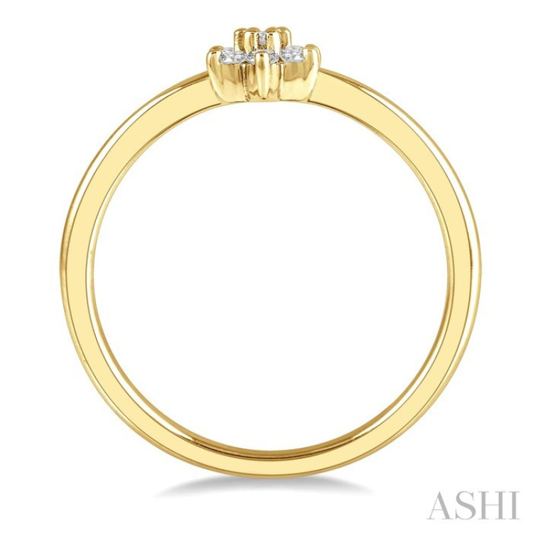 1/8 Ctw Floral Round Cut Diamond Petite Fashion Ring in 14K Yellow Gold